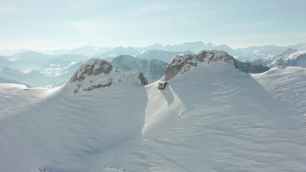 Flying Snow Covered Cliff Revealing Beautiful Valley — ストック動画