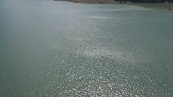 Drone Flying Blue Lake Tilting Typical Swiss Landscape — Vídeo de Stock