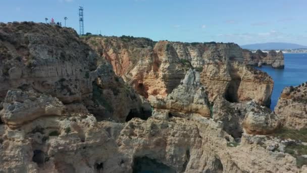 Flying Beautiful Rocky Cliffs Clear Blue Sea — Stock video