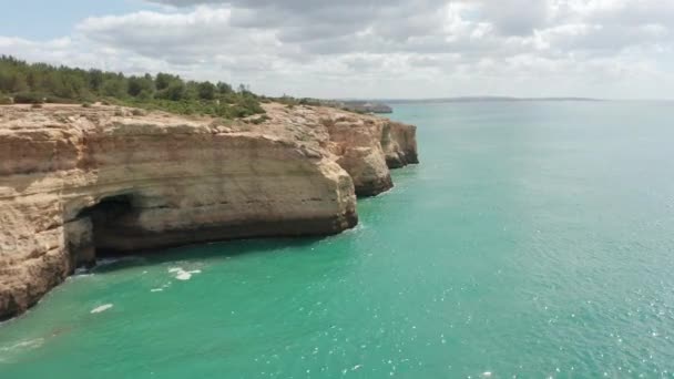 Aerial Cliffs Beautiful Sea Revealing Gorgeous Hidden Cave Sand Beach — Vídeo de Stock