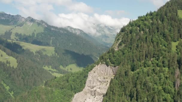 Aerial Beautiful Green Mountainscape Revealing Stunning Swiss Valley — Vídeo de stock