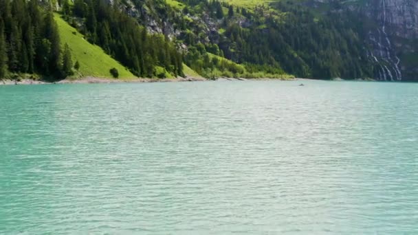 Flying Low Beautiful Blue Lake Tilting Revealing Stunning Green Swiss — Vídeo de Stock