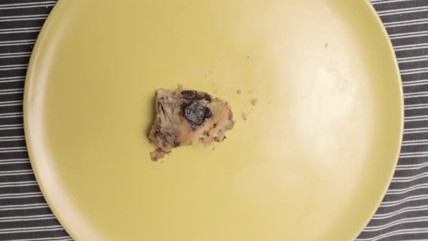 Moving Disappearing Chocolate Chip Cookie Yellow Plate Stop Motion — Stockvideo