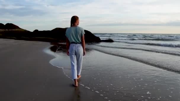 Young Girl Walking Ocean Waves Sandy Coastline Back View — Video Stock