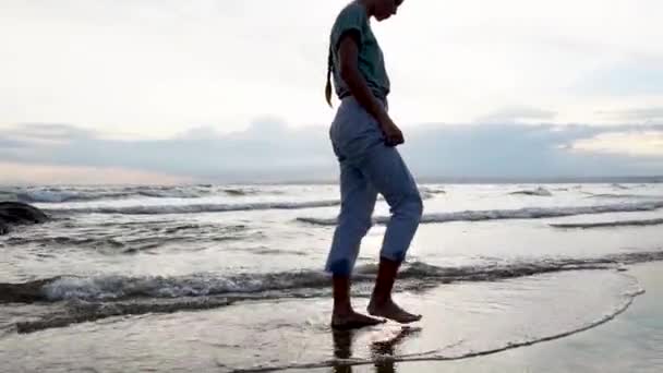 Pretty Young Female Walking Sandy Coastline Ocean Waves Close View — Wideo stockowe