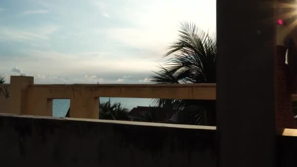 Обрезанный Образ Сексуальной Леди Длинными Светлыми Волосами Гуляет Балкону Здания — стоковое видео