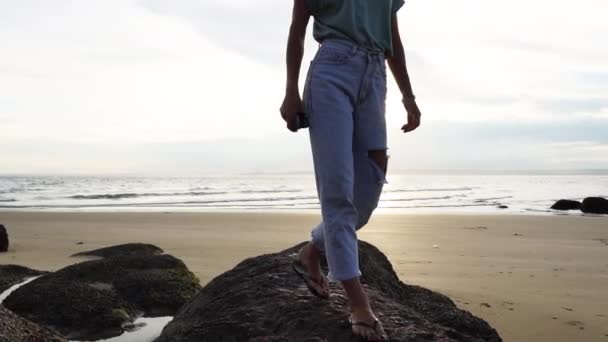 Beautiful Slim Redhead Walking Rocks Sandy Beach Vietnam Coastline — Wideo stockowe