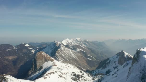 Aerial Beautiful Valley Surrounded Mountain Summits Covered Snow — Video Stock