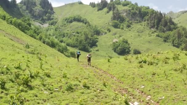Low Aerial Two Hikers Walking Beautiful Swiss Landscape — Vídeo de Stock