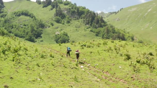 Two Hikers Walking Uphill Beautiful Swiss Landscape — Vídeos de Stock