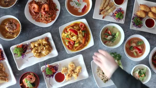 Αρσενικό Χέρι Μαζεύοντας Ταϊλανδέζικη Κουζίνα Πιάτο Από Κέντρο Τραπέζι — Αρχείο Βίντεο