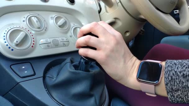Modern Fiat 500 Cinquecento Womans Hand Seen Gear Lever Steering — Vídeo de stock