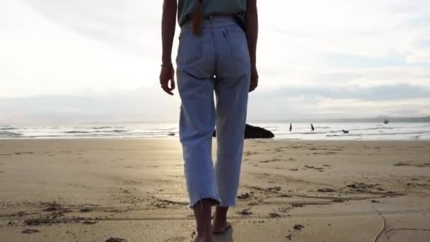 Video Vacation Travel Beach Life Woman Jeans Shirt Walking Perfect — Stockvideo