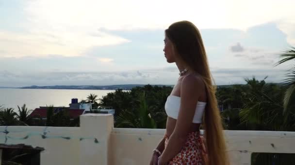 Young Girl White Crop Top Walks Balcony Beach Far End — Vídeos de Stock