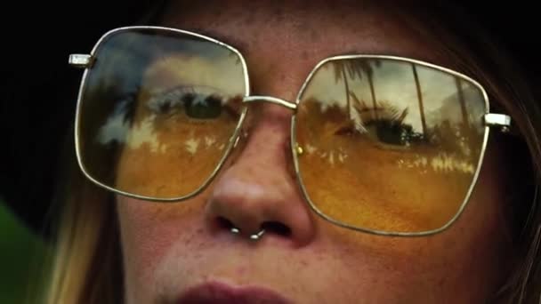 Beautiful Young Woman Earring Nose Fashionable Glasses Palm Tree Reflection — Wideo stockowe