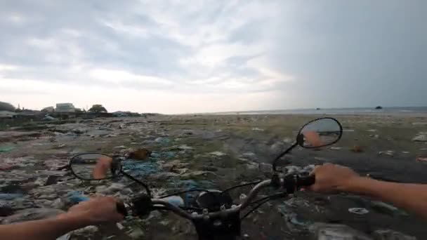 Frontal Tracking Pov View Bike Riding Garbage Pushing Waste Beach — Vídeos de Stock