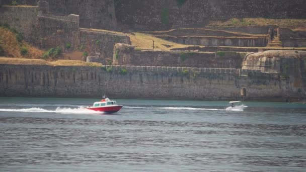 Σκάφη Και Ταχύπλοα Που Πλέουν Κοντά Στην Ακτή Ενός Νησιού — Αρχείο Βίντεο