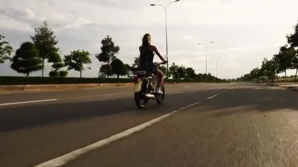 Beautiful Young Blonde Caucasian Girl Riding Empty Highway Yellow Scooter — Vídeo de Stock