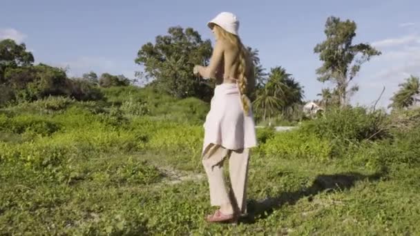 Beautiful Young Caucasian Girl Hat Walking Tropical Countryside Smiling Camera — 비디오