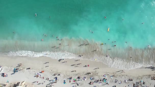 Overhead Aerial Crystal Clear Blue Waters Waves Crash People Vacation — Stock video