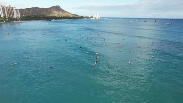Surfers Wait Waves Popular Tropical Beach Surf Location — Vídeos de Stock