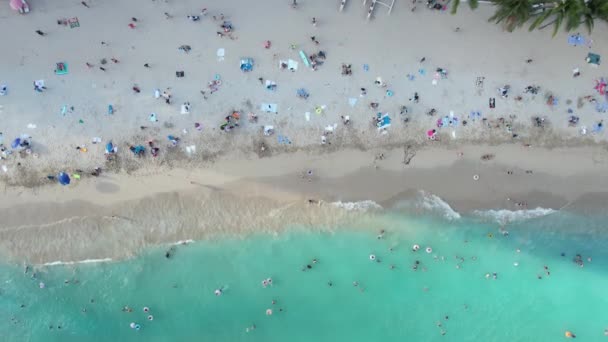Drone Hovers Crowded Tropical Beach Vacation Destination Families Enjoy Sun — Vídeos de Stock