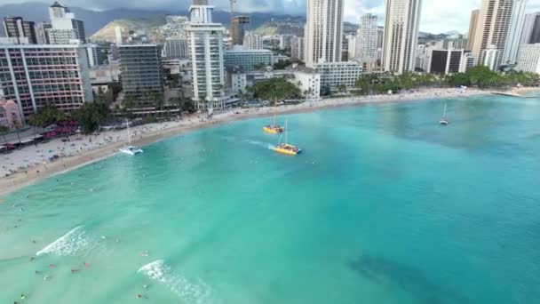 Beautiful Rotating Aerial Drone Shot Waikiki Beach Sunset Dinner Cruise — Wideo stockowe