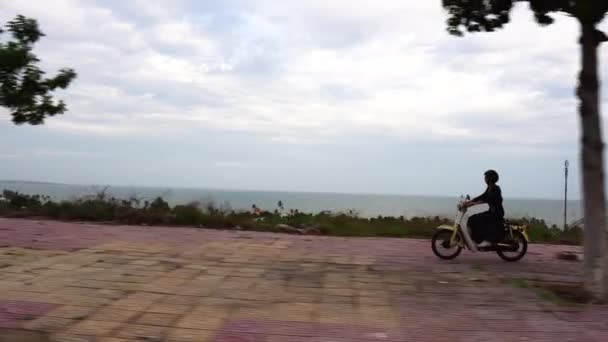 Side Shot Woman Riding Motorcycle Vietnam Clear View Ocean Background — Stockvideo