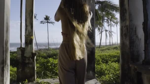 Cute Blonde Girl Walking Abandoned House Beach Tracking Shot — Stock Video