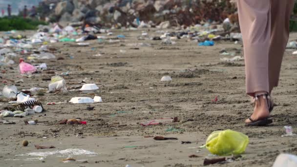 Woman Feet Walking Environmentally Polluted Dirty Beach Garbage Trash Ecological — Vídeo de Stock