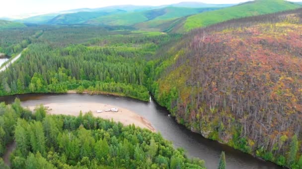 Drone Video Campsite Rock Beach Chena River Fire Damaged Montains — стоковое видео