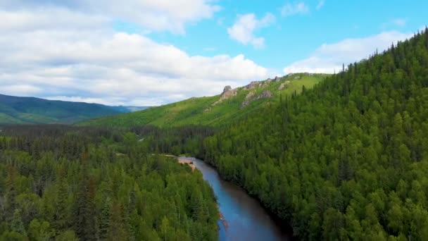 Drone Video High Elevation Mountains Blue Sky Chena River Angel — Stok Video