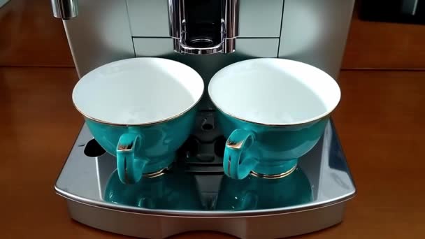 Две Красивые Китайские Фарфоровые Чайники Расположены Суперавтоматической Кофеварке Кофе Наливают — стоковое видео
