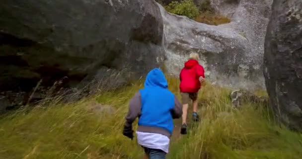 Two Young Boys Enjoy Nature Day Out Running Rock Formations — 图库视频影像
