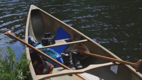 Canoe Sits Calmly River Shore — Stockvideo