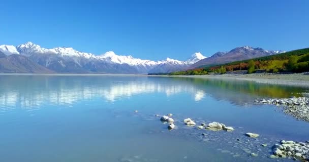 Southern Alps Reflect Beautifully Surface Lake Pukaki New Zealands South — Vídeo de Stock