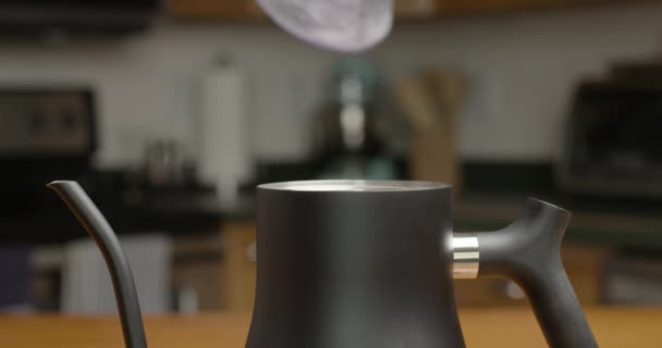 Вода Вливається Кавовий Чайник Сучасній Кухні — стокове відео