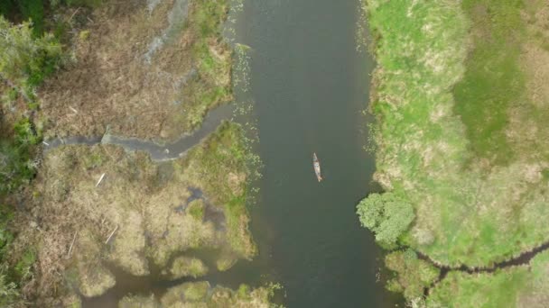 High Altitude Drone Shot Canoe Being Paddled Estuary — Vídeos de Stock