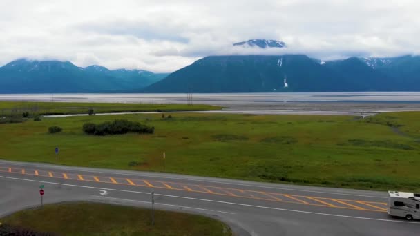 Drone Video Mountains Surrounding Turnagain Arm Bay Looking Seward Highway — Vídeo de stock