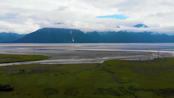 Cinematic Drone Video Pedestal Mountains Overlooking Turnagain Arm Bay Low — Stok video