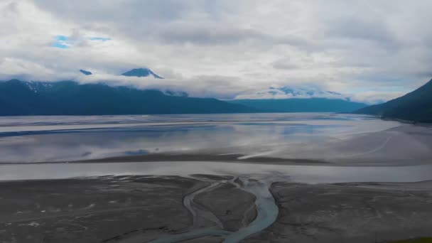 Cinematic Drone Video Slow Dolly Back Mountains Overlooking Turnagain Arm — Stockvideo