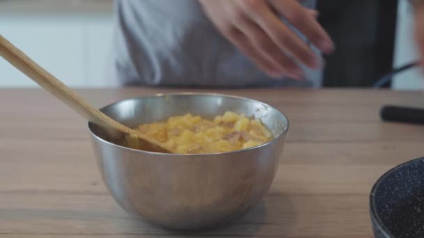 Home Chef Squeezing Lemon Juice Eggs Melted Butter Mixture Bowl — Vídeos de Stock