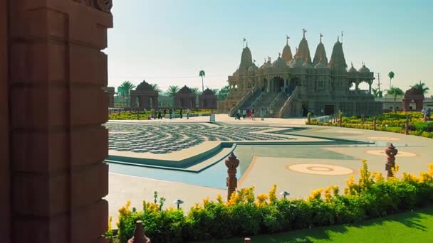 Panning Right Ground Shot Looking Front Baps Shri Swaminarayan Mandir — Wideo stockowe