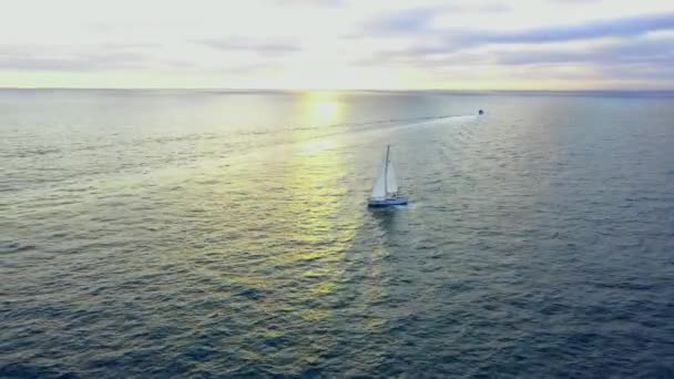 Drone View Sailboat Sunset Pacific Ocean — ストック動画