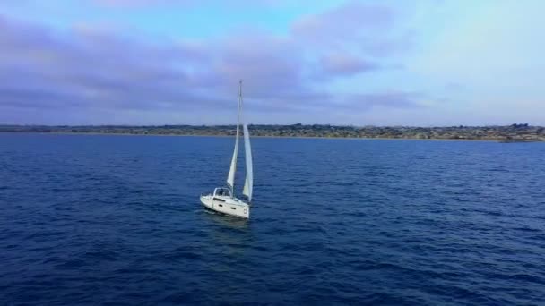 Drone View Flying Sailboat Cruising Coast Southern California Pacific Ocean — Vídeo de Stock