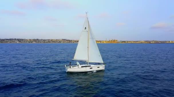 Side Aerial Drone View Sail Boat Pacific Ocean Coast Southern — Vídeo de Stock