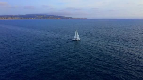 Beautiful White Sail Boat Sails Pacific Ocean Coast Marina Del — Vídeo de Stock