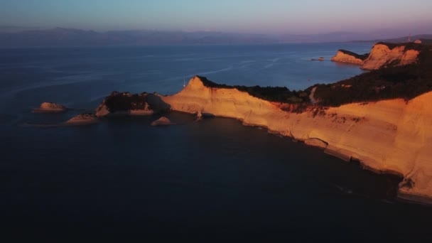 Πτήση Πάνω Από Ψηλά Βράχια Της Ακτής Της Θάλασσας Εναέρια — Αρχείο Βίντεο