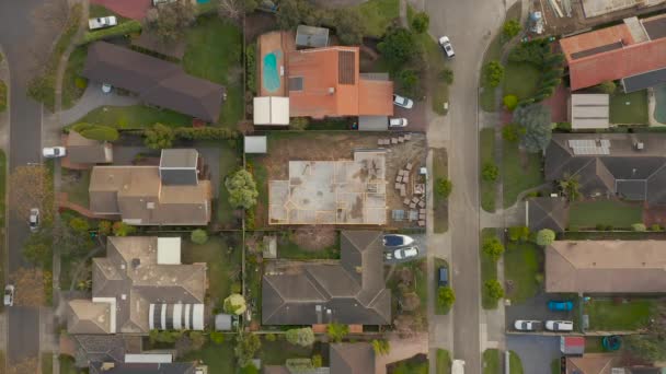 Drone Perspective White Car Arriving Suburban Home — Vídeo de Stock