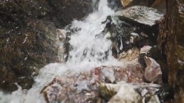 Slow Motion Close Shot Water Running Rocks Boom Shot — стоковое видео